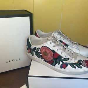 Women’s Gucci Ace-embroidered low-too sneaker